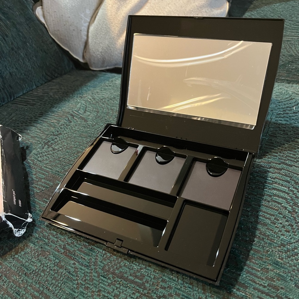 Mary Kay Compact Pro - Picture 2 of 3